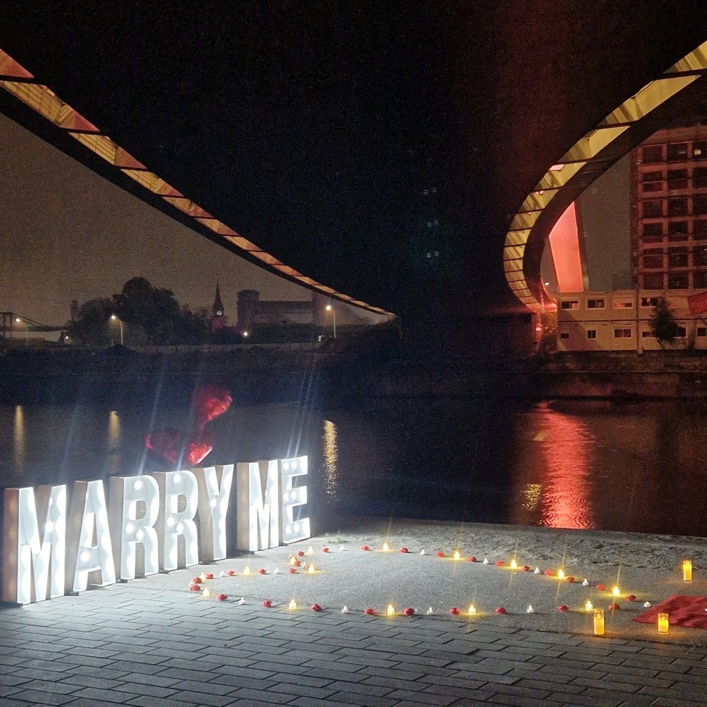 🌆 Broadway : MARRY ME en lettres géantes lumineuses