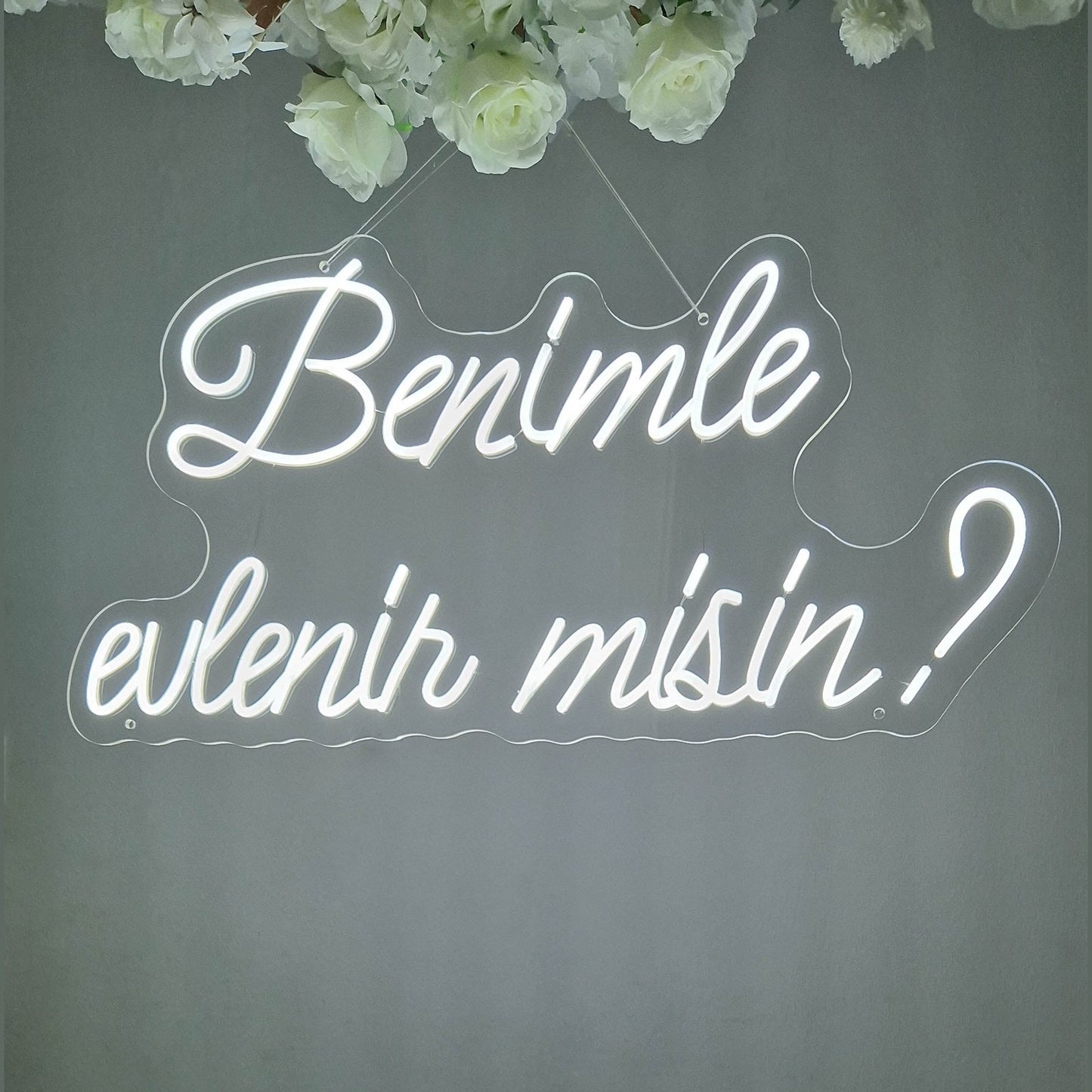 💓 Émotion : Arche en cœur fleuri avec lettres géantes MARRY ME