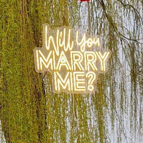 💓 Émotion : Arche en cœur fleuri avec lettres géantes MARRY ME