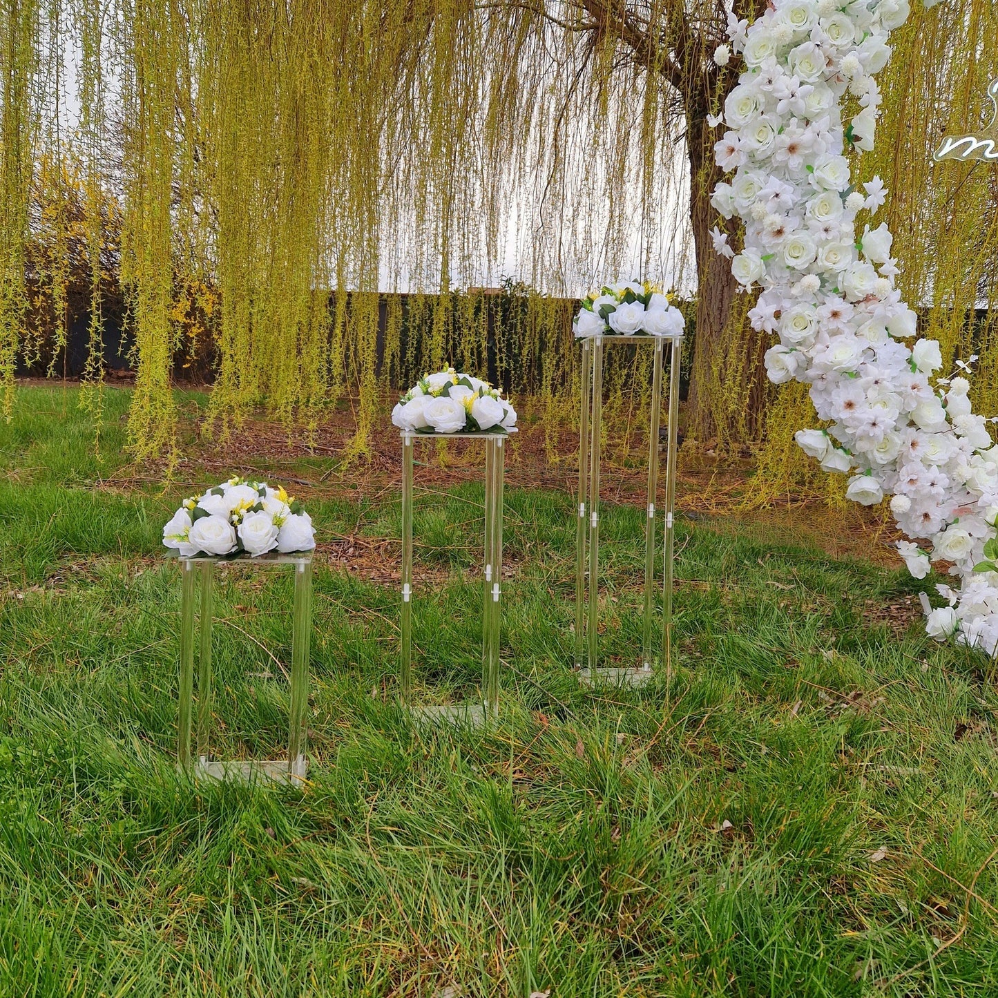 🌹California : Arche en cœur à fleurs blanches ou rouges avec panneau LED et chemin de roses