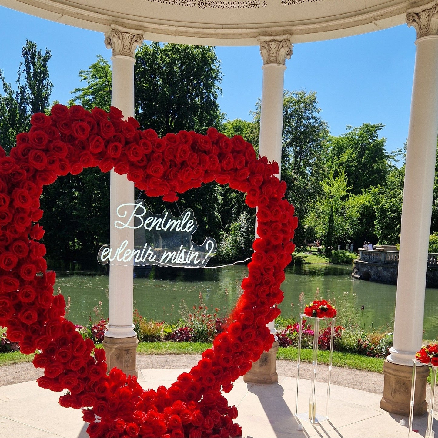 🌹 California : Arche en cœur à fleurs blanches ou rouges avec panneau LED et chemin de roses