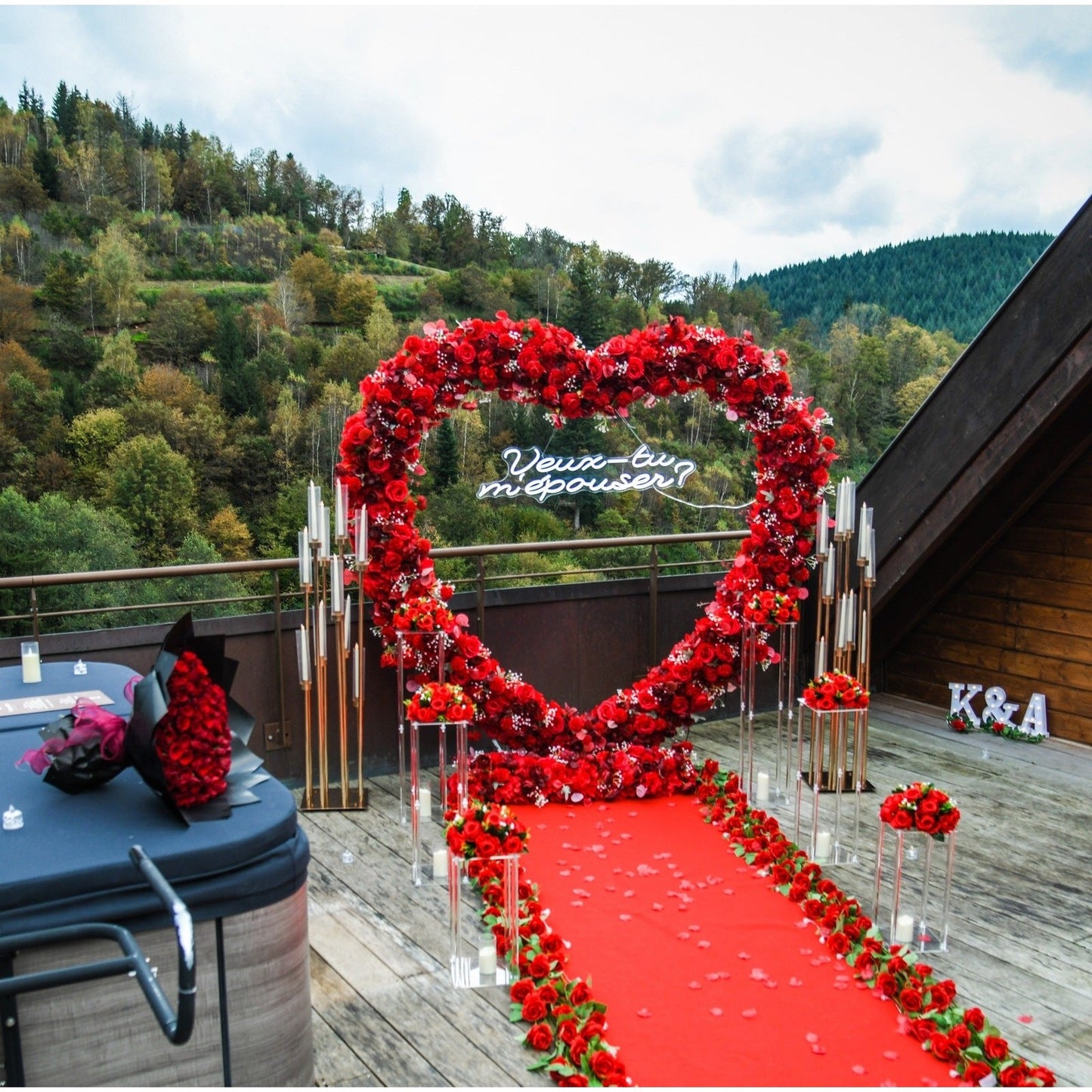 🌹California : Arche en cœur à fleurs blanches ou rouges avec panneau LED et chemin de roses