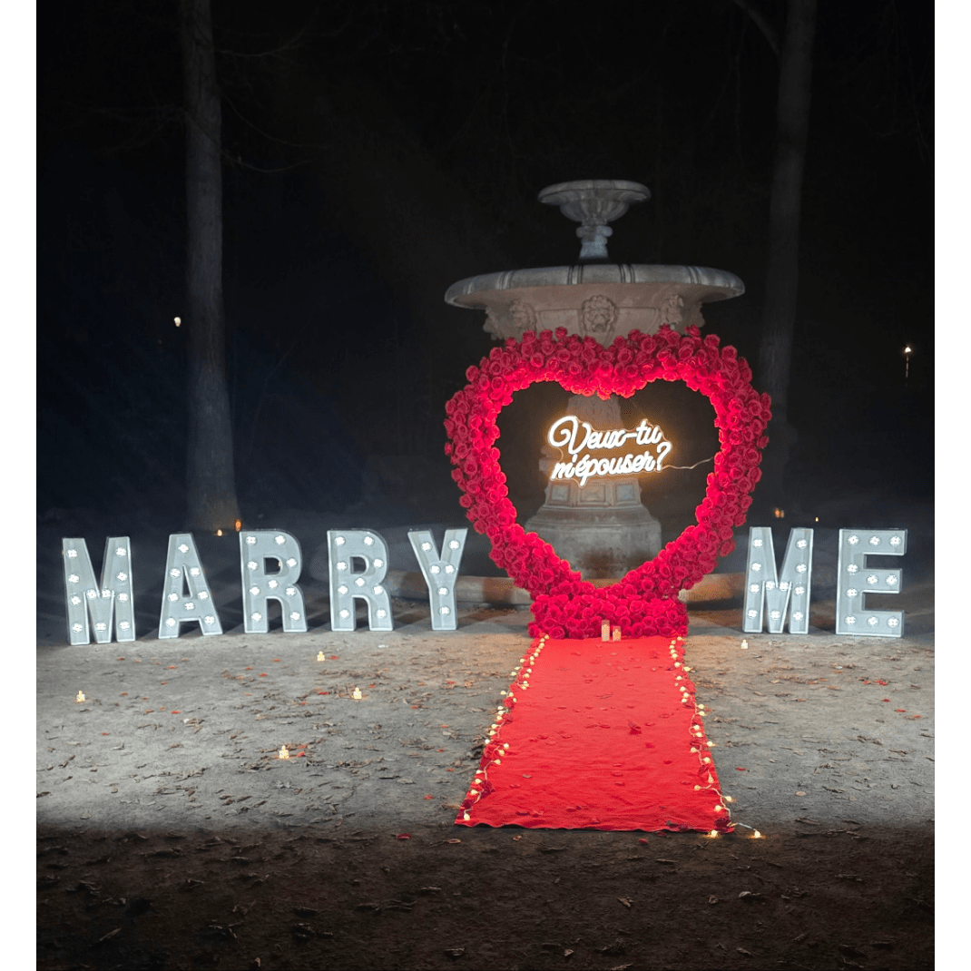 💓 Émotion : Arche en cœur fleuri avec lettres géantes MARRY ME
