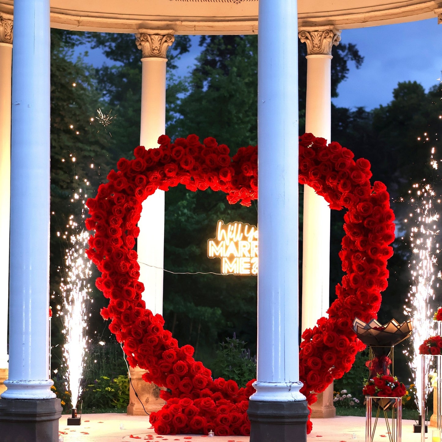🌹 California : Arche en cœur à fleurs blanches ou rouges avec panneau LED et chemin de roses