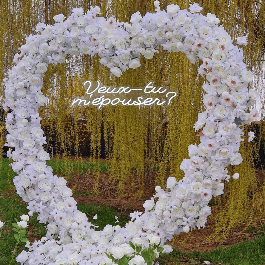 💓 Émotion : Arche en cœur fleuri avec lettres géantes MARRY ME