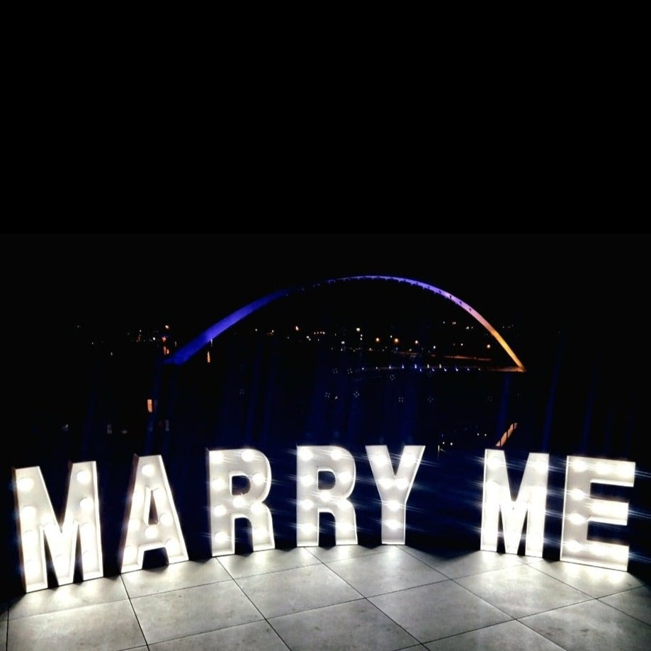 🛩 En Ulm avec "MARRY ME" en lettres géantes sur le sol