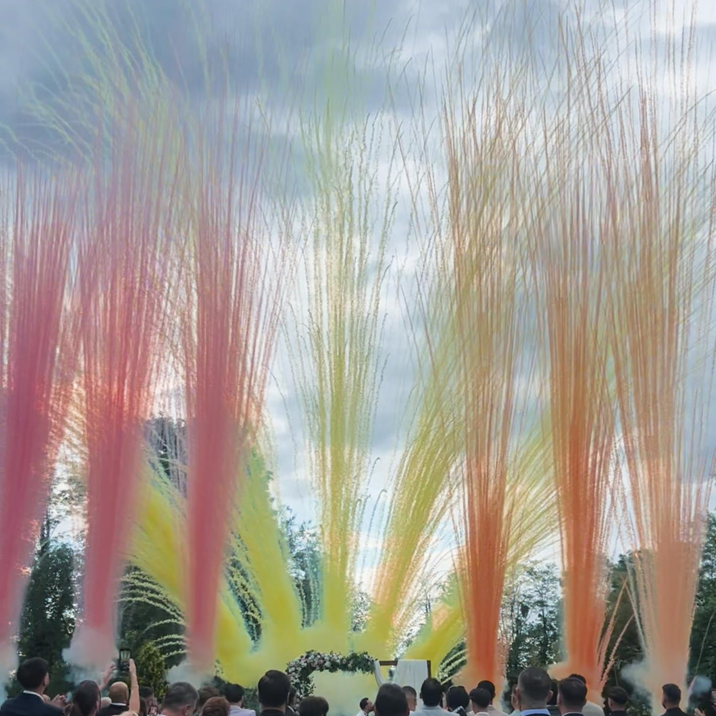 Des feux d'artifices colorés de jour ou de nuit 🎆