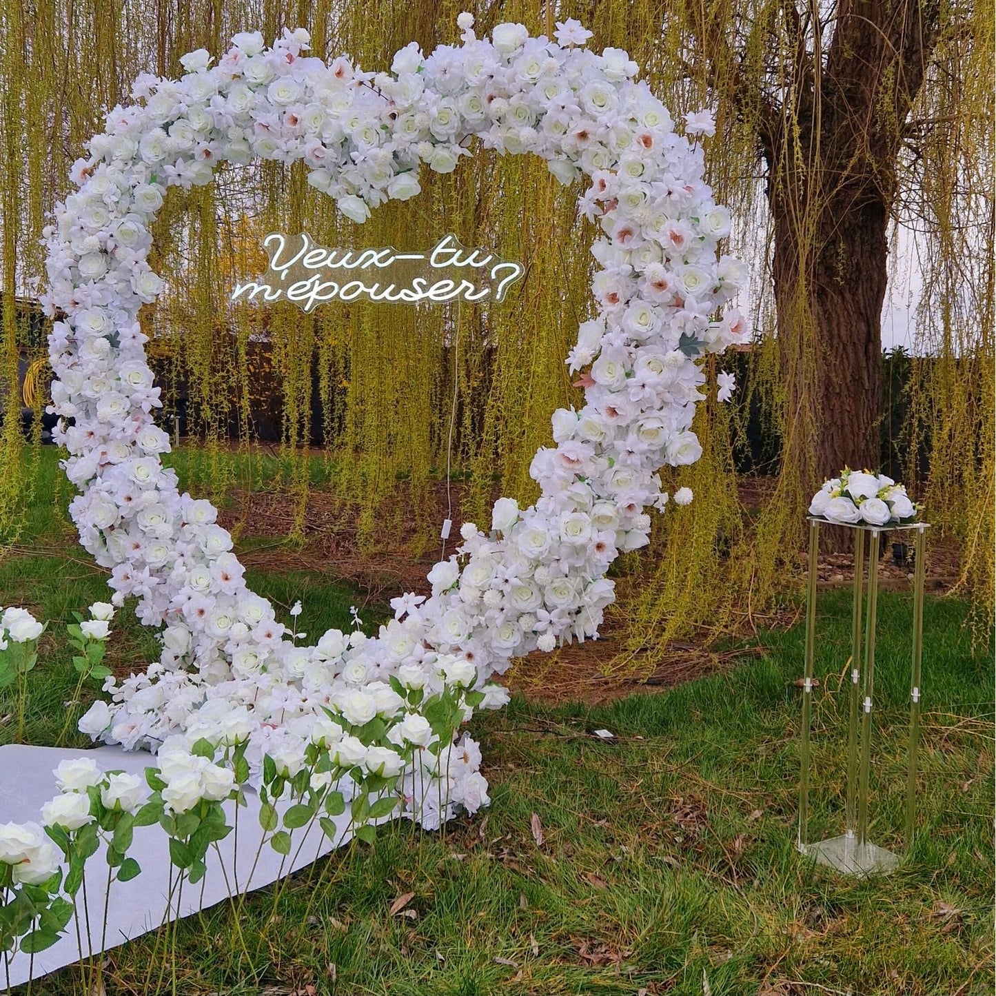 🌹 California : Arche en cœur à fleurs blanches ou rouges avec panneau LED et chemin de roses Copie