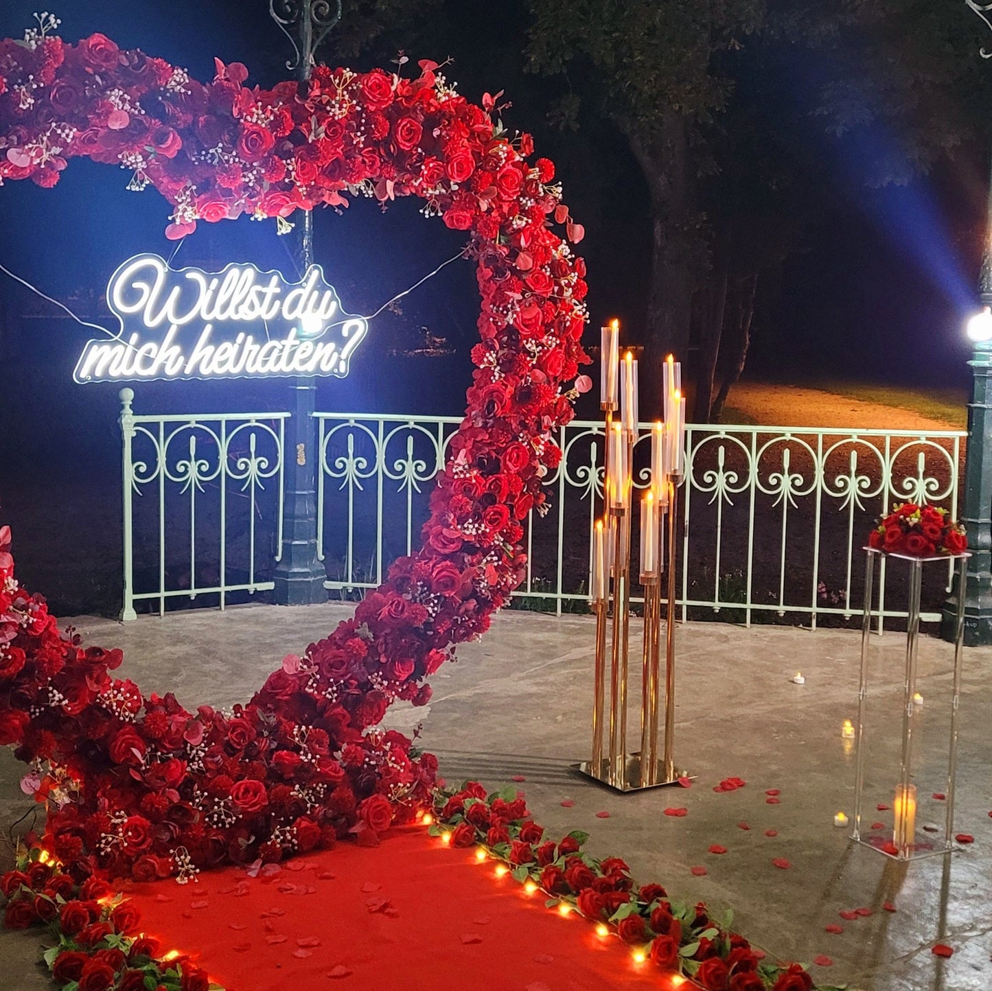 🌹 California : Arche en cœur à fleurs blanches ou rouges avec panneau LED et chemin de roses