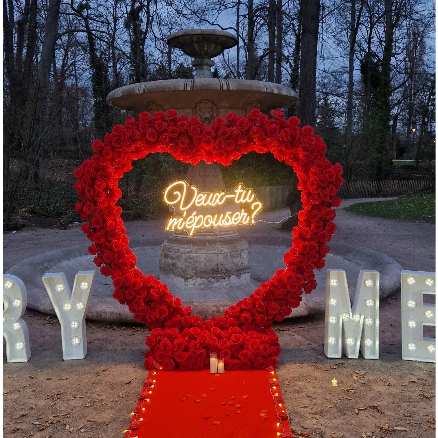 💓 Émotion : Arche en cœur fleuri avec lettres géantes MARRY ME