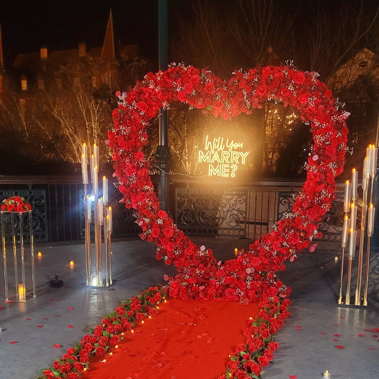 🌹 California : Arche en cœur à fleurs blanches ou rouges avec panneau LED et chemin de roses