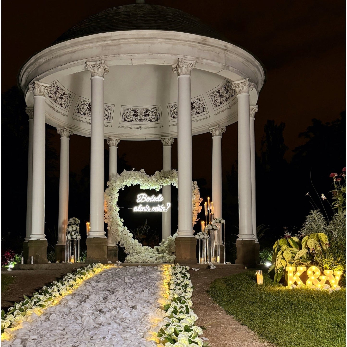 🌹California : Arche en cœur à fleurs blanches ou rouges avec panneau LED et chemin de roses