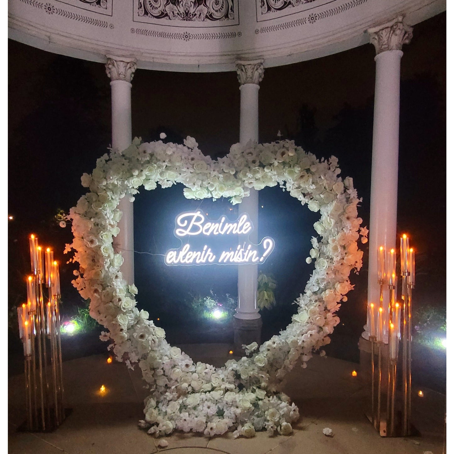 🌹California : Arche en cœur à fleurs blanches ou rouges avec panneau LED et chemin de roses