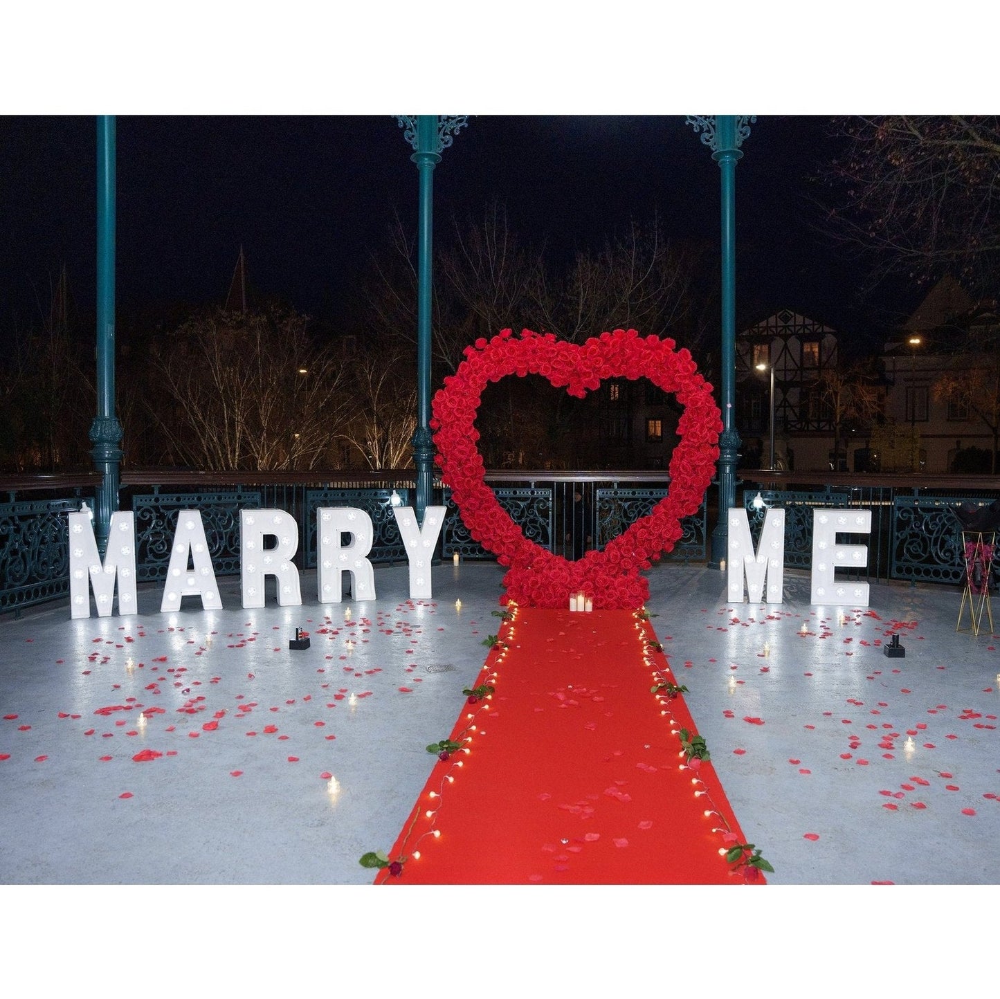 💓 Émotion : Arche en cœur fleuri avec lettres géantes MARRY ME