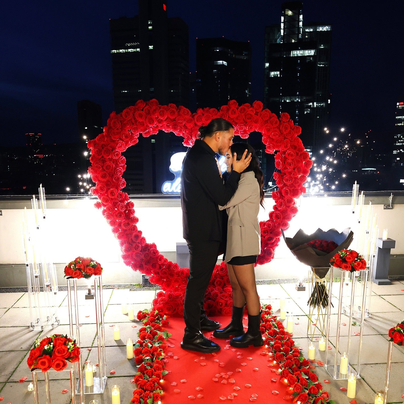 🌹 California : Arche en cœur à fleurs blanches ou rouges avec panneau LED et chemin de roses