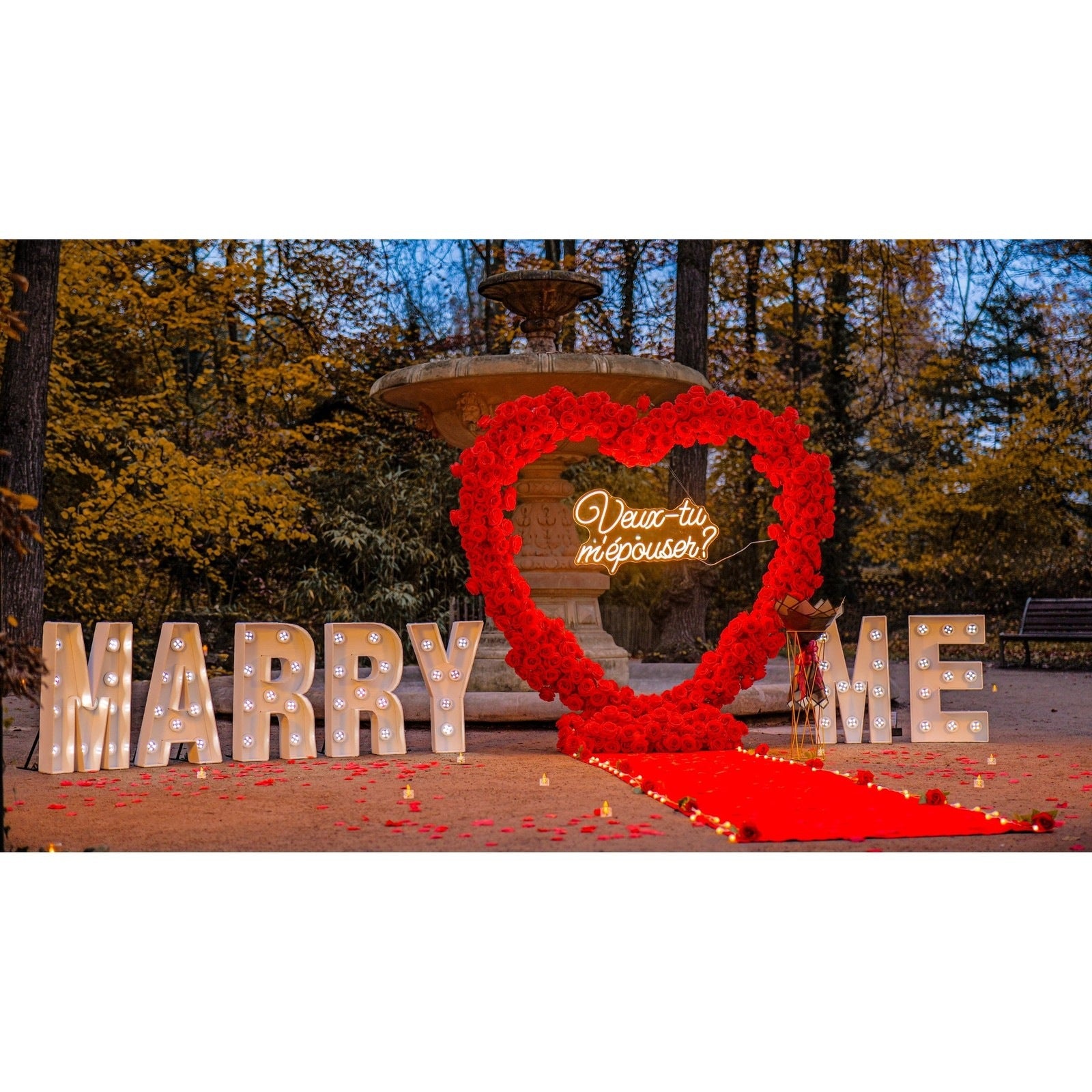 💓 Émotion : Arche en cœur fleuri avec lettres géantes MARRY ME