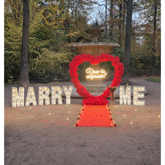 💓 Émotion : Arche en cœur fleuri avec lettres géantes MARRY ME
